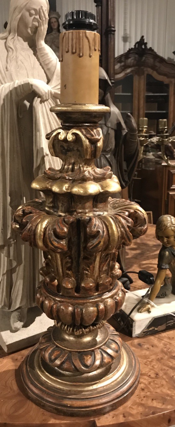 Italian gilt and lacquered wooden table lamp.
