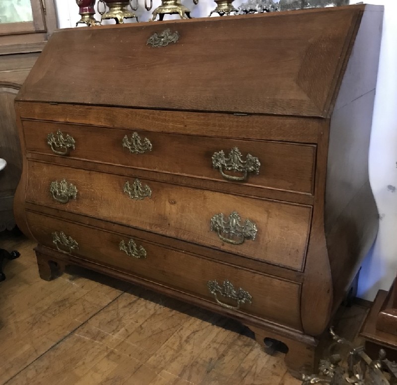 Impressive early 19th century Dutch oak fall front bureau with fine bronze handles and with fitted interior.