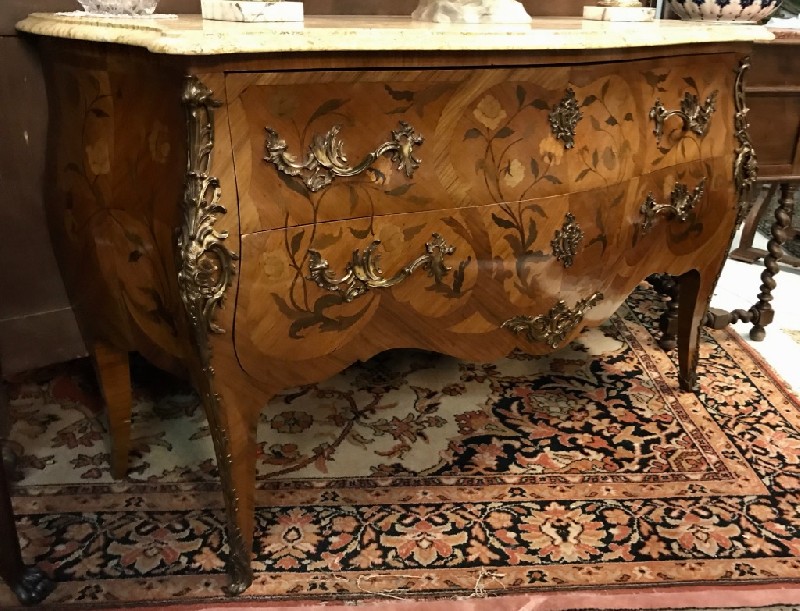 Impressive grande French early 20th century Louis XVth  floral marquetry inlaid commode with beautiful  marble top and having fine ormolu mounts.